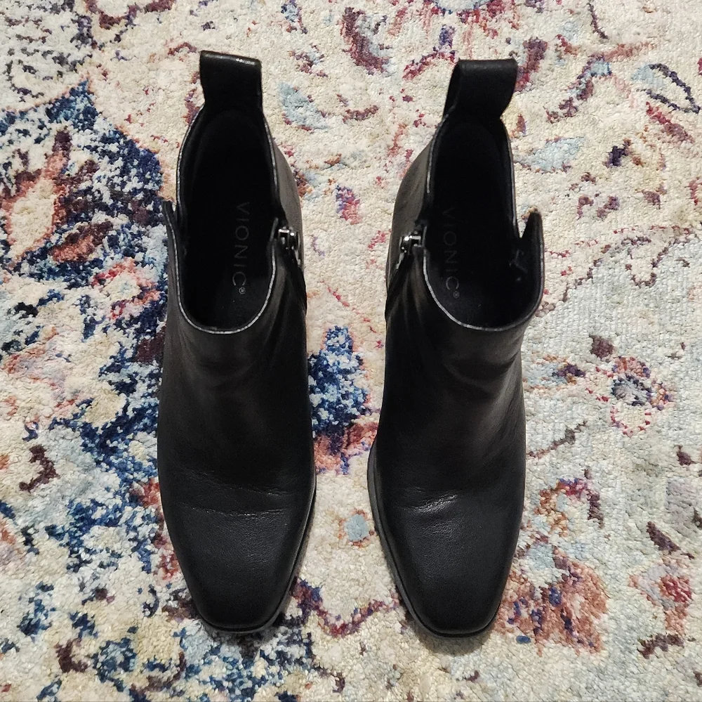 Vionic Lyssa Women's Heeled Boot Black Leather Square Toe Block Heel Size 7.5